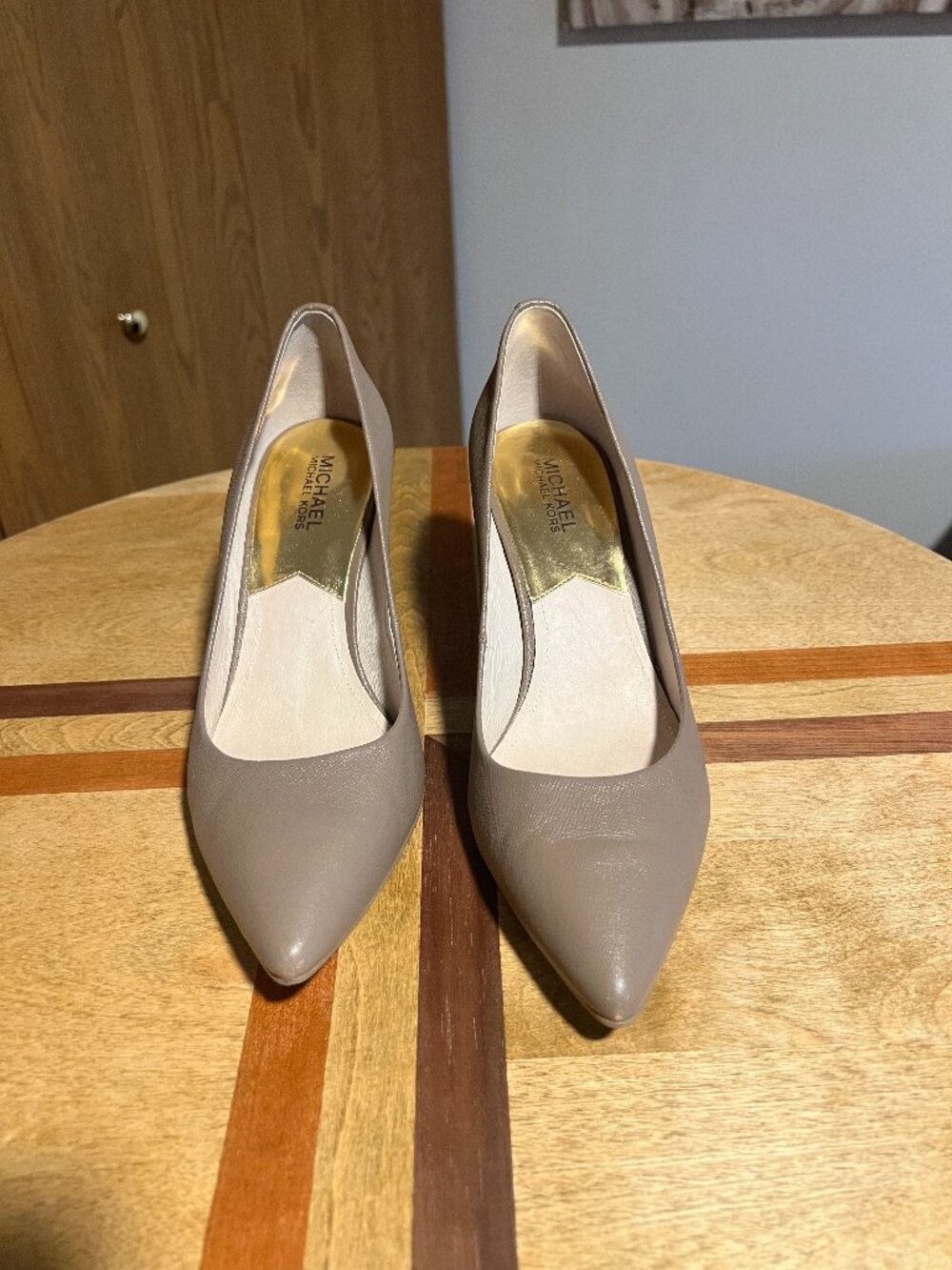 Michael Kors Dorothy Mid Flex Leather Pointed-top Pumps in Dark Dune, size 9M
